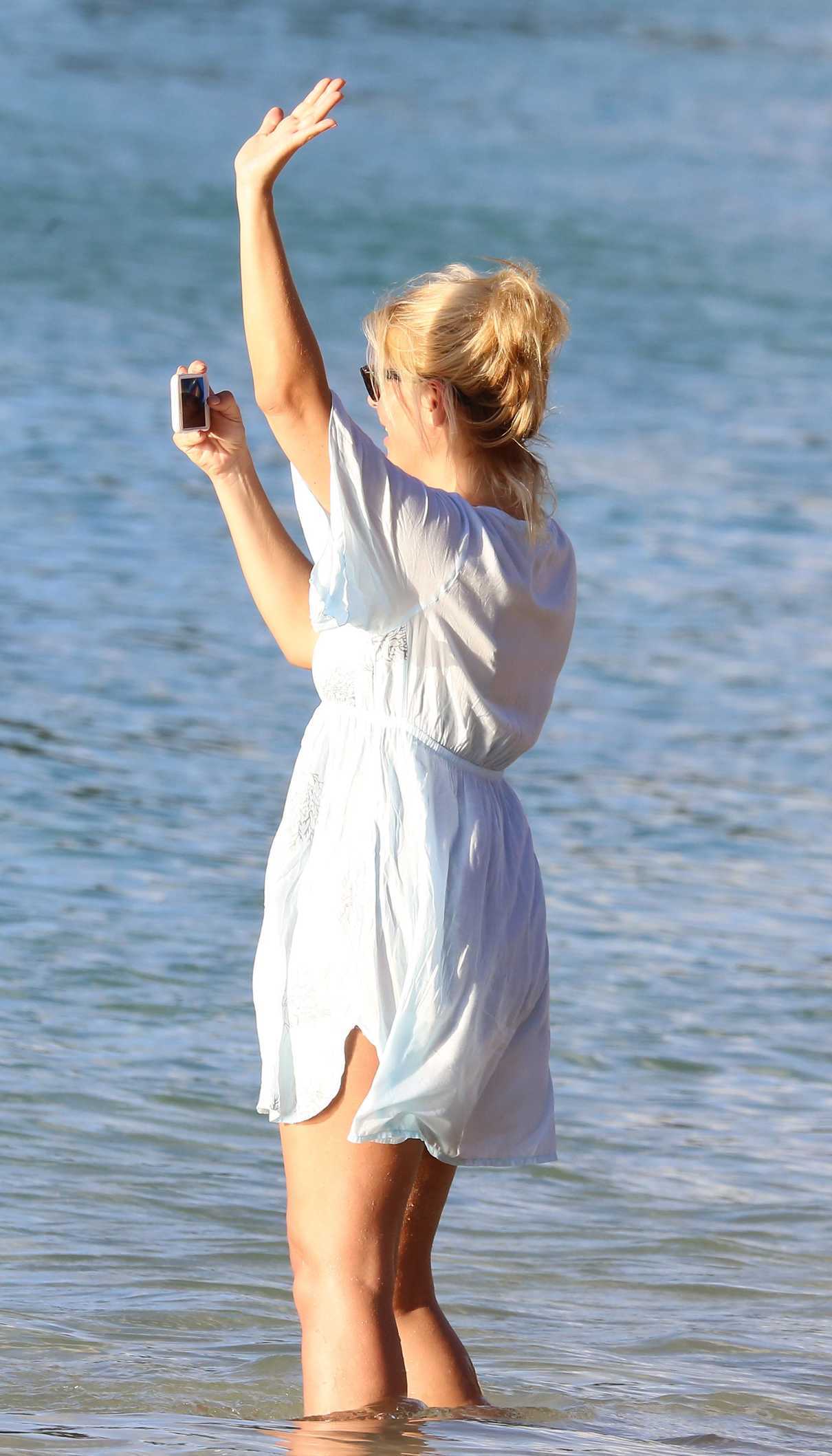 Holly Willoughby Was Spotted at the Beach in the Caribbean 12/31/2016-4
