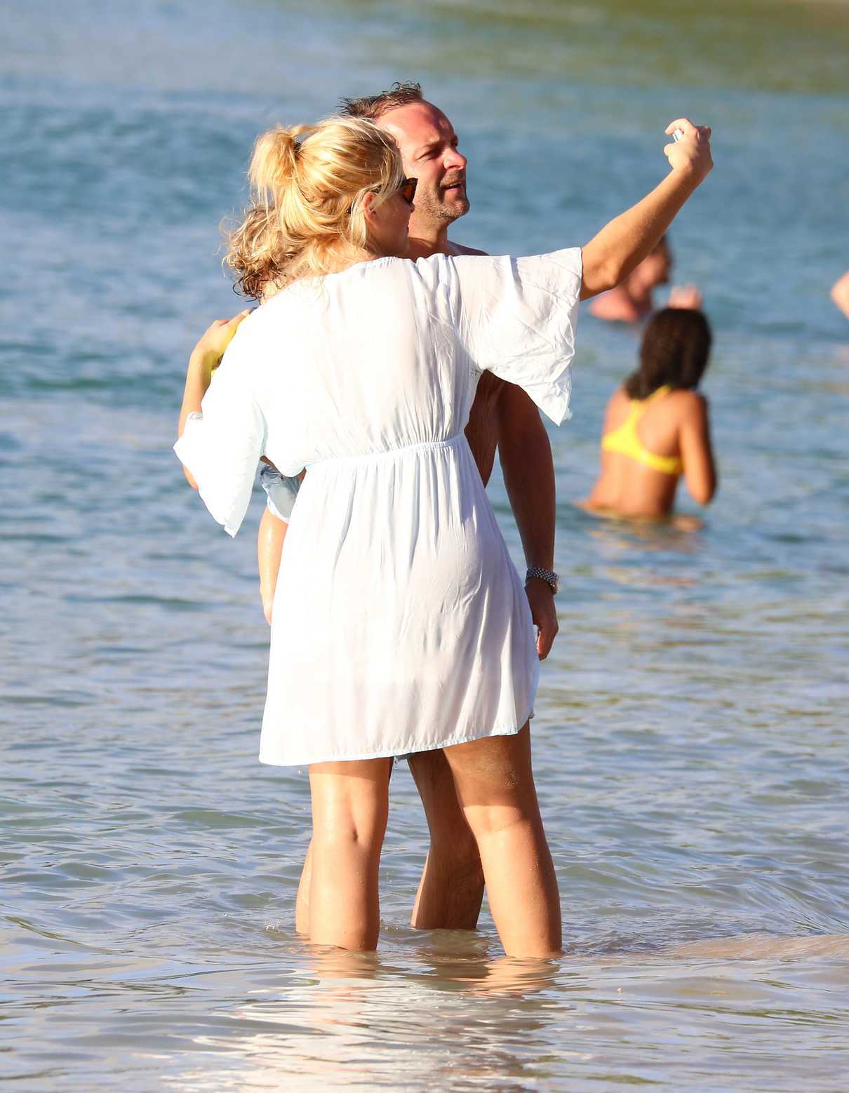 Holly Willoughby Was Spotted at the Beach in the Caribbean 12/31/2016-5