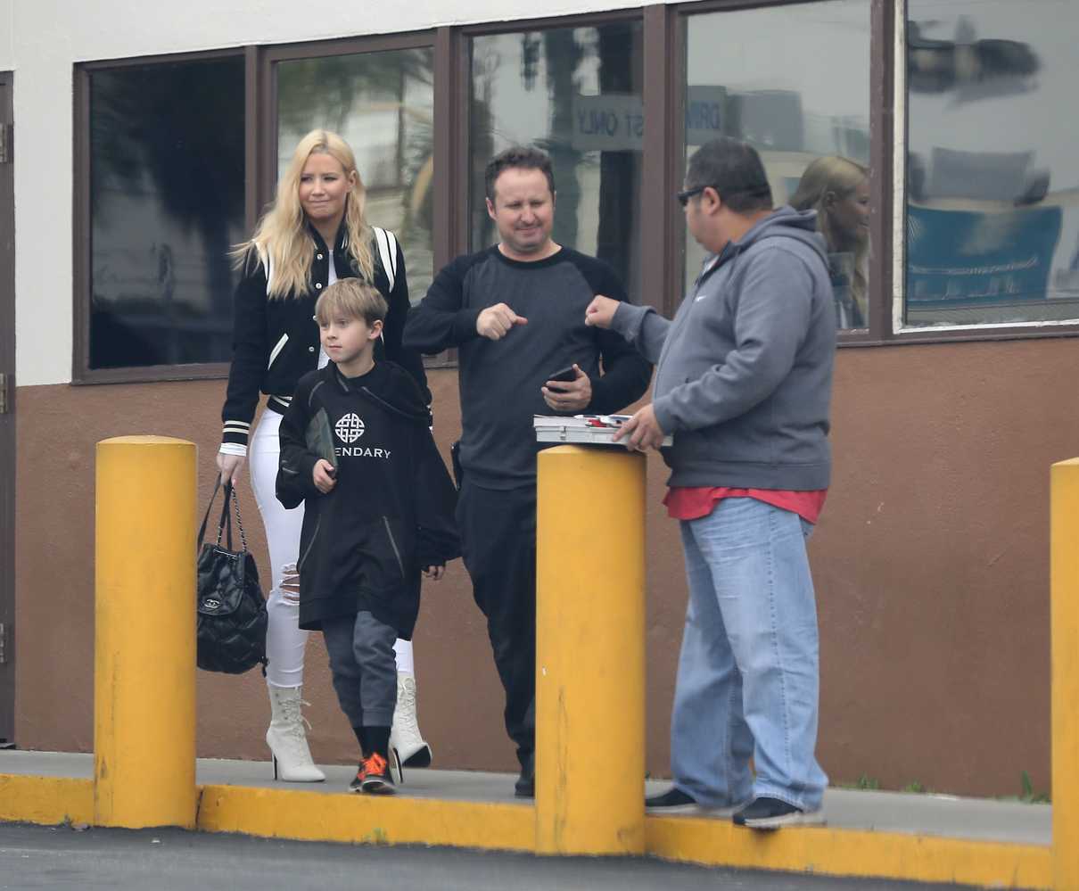 Iggy Azalea Stops by the DMV in Hollywood 01/03/2017-2