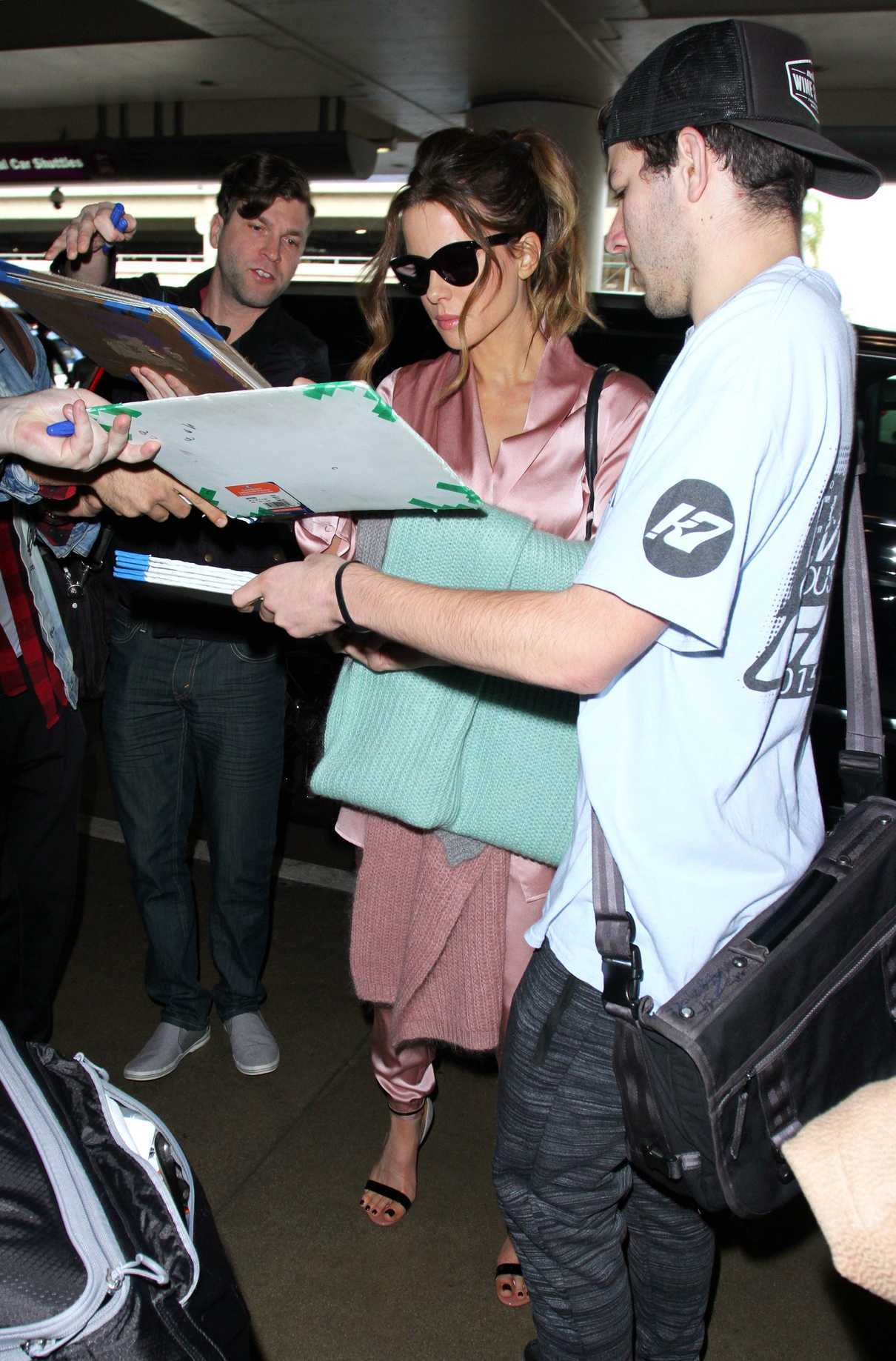 Kate Beckinsale Was Seen at LAX Airport in Los Angeles 01/03/2017-4