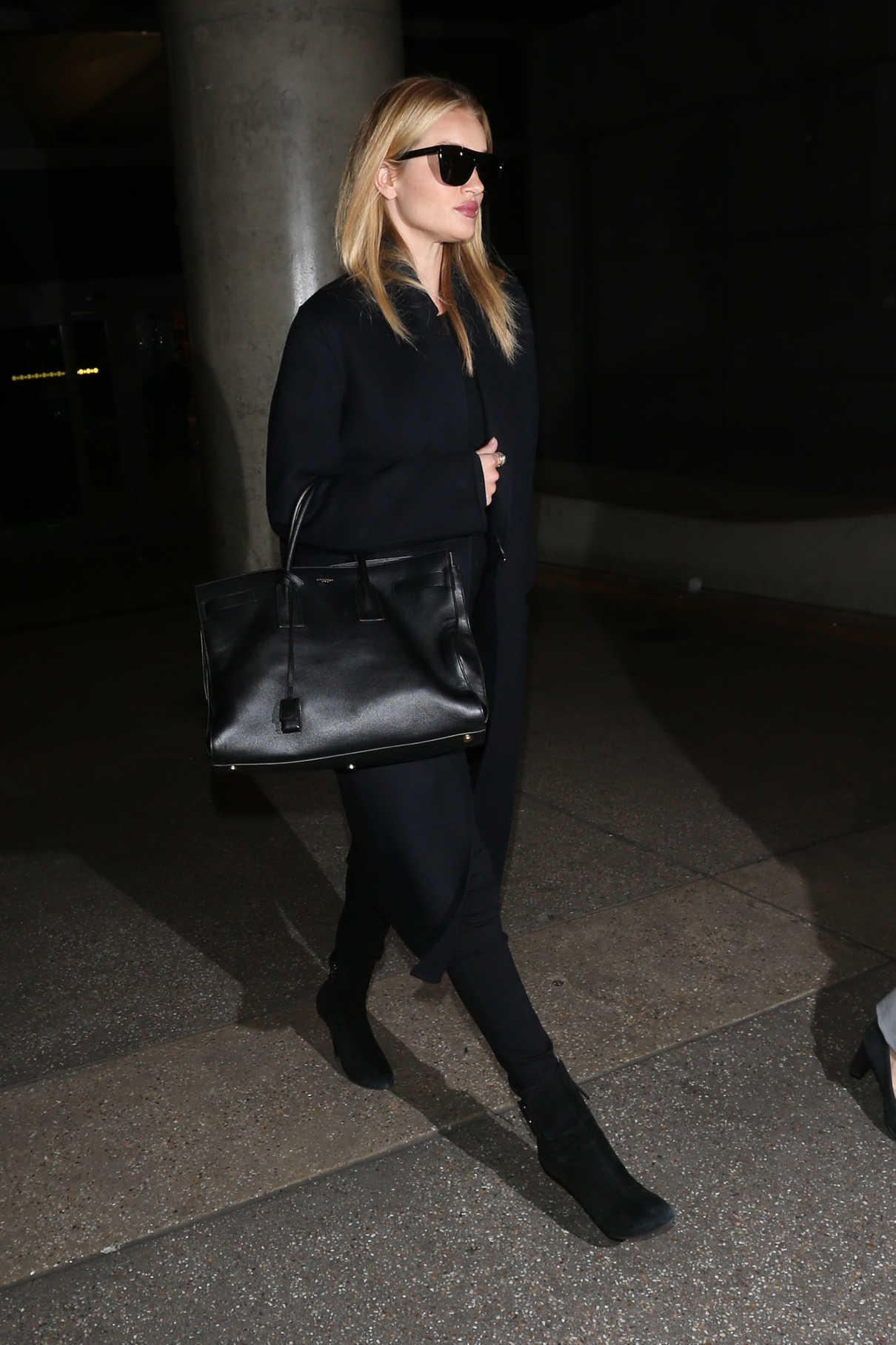 Rosie Huntington-Whiteley Arrives at LAX Airport in Los Angeles 01/24/2017-5