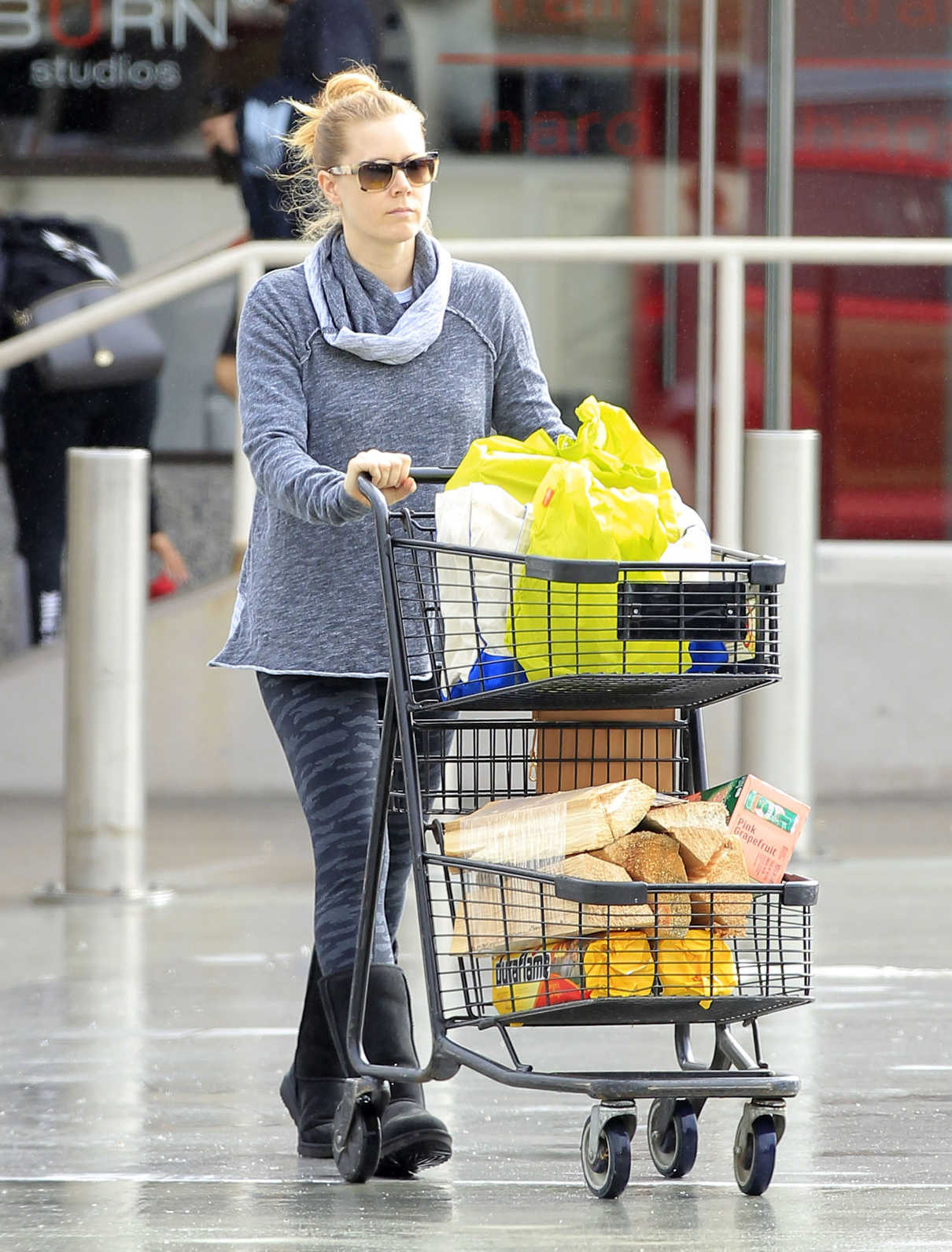 Amy Adams Goes Shopping Out in Los Angeles 02/07/2017-5