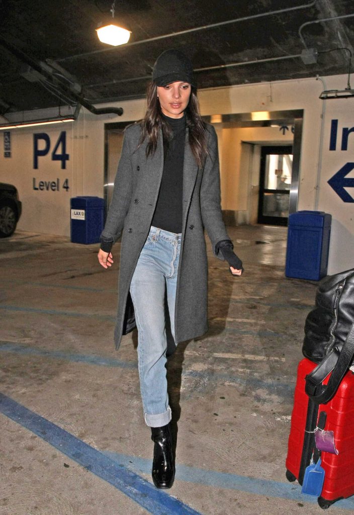 Emily Ratajkowski Was Spotted at LAX Airport in LA 02/20/2017-1