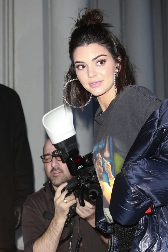 Kendall Jenner Was Seen in a Tupac Shakur T-shirt in New York City 02/10/2017-1