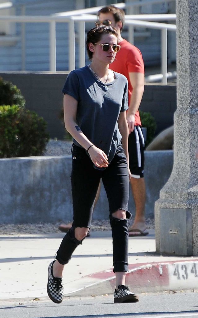 Kristen Stewart Was Seen Out in Los Angeles 02/14/2017-1