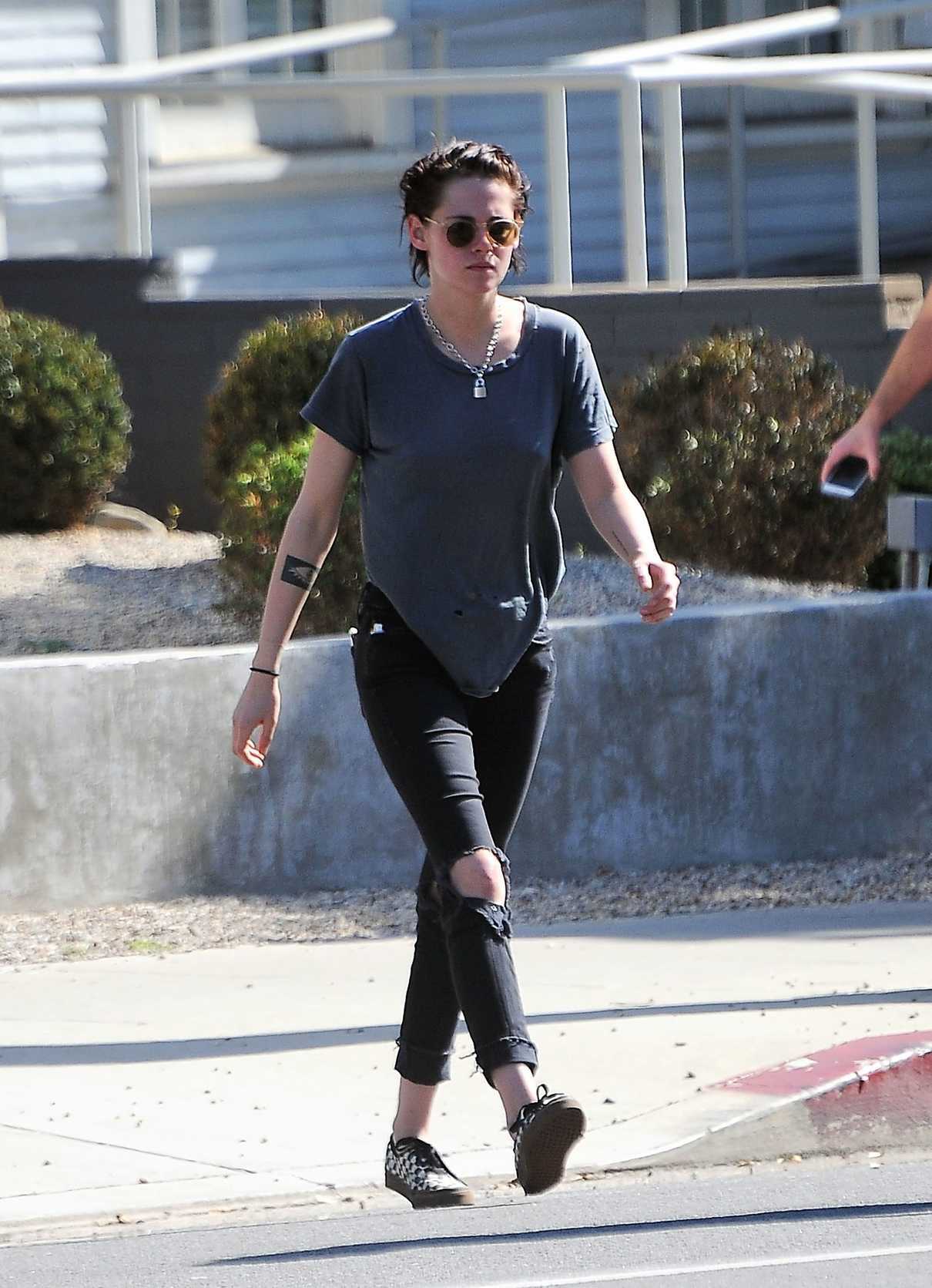 Kristen Stewart Was Seen Out in Los Angeles 02/14/2017-2