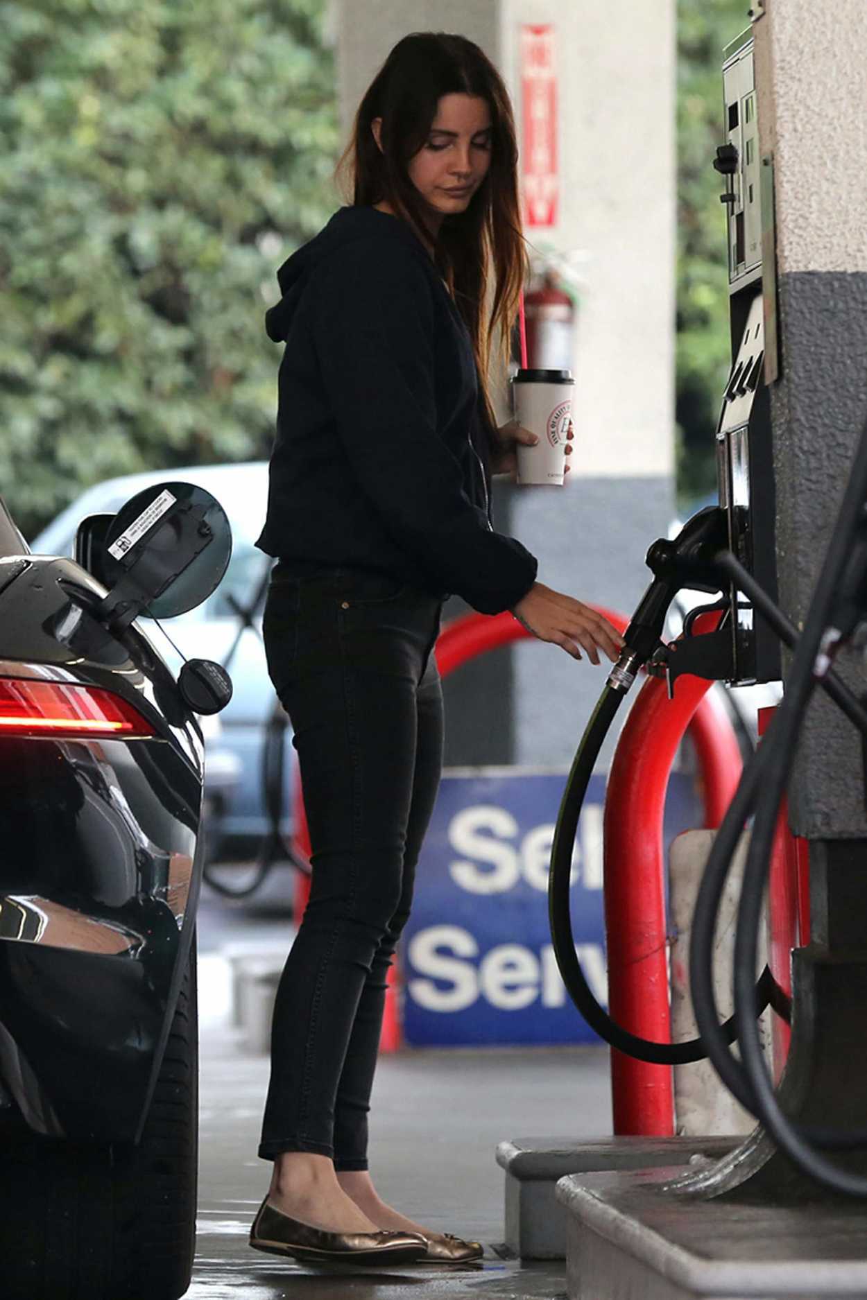 Lana Del Rey Stops at a 76 Gas Station in Beverly Hills 02/03/2017-3