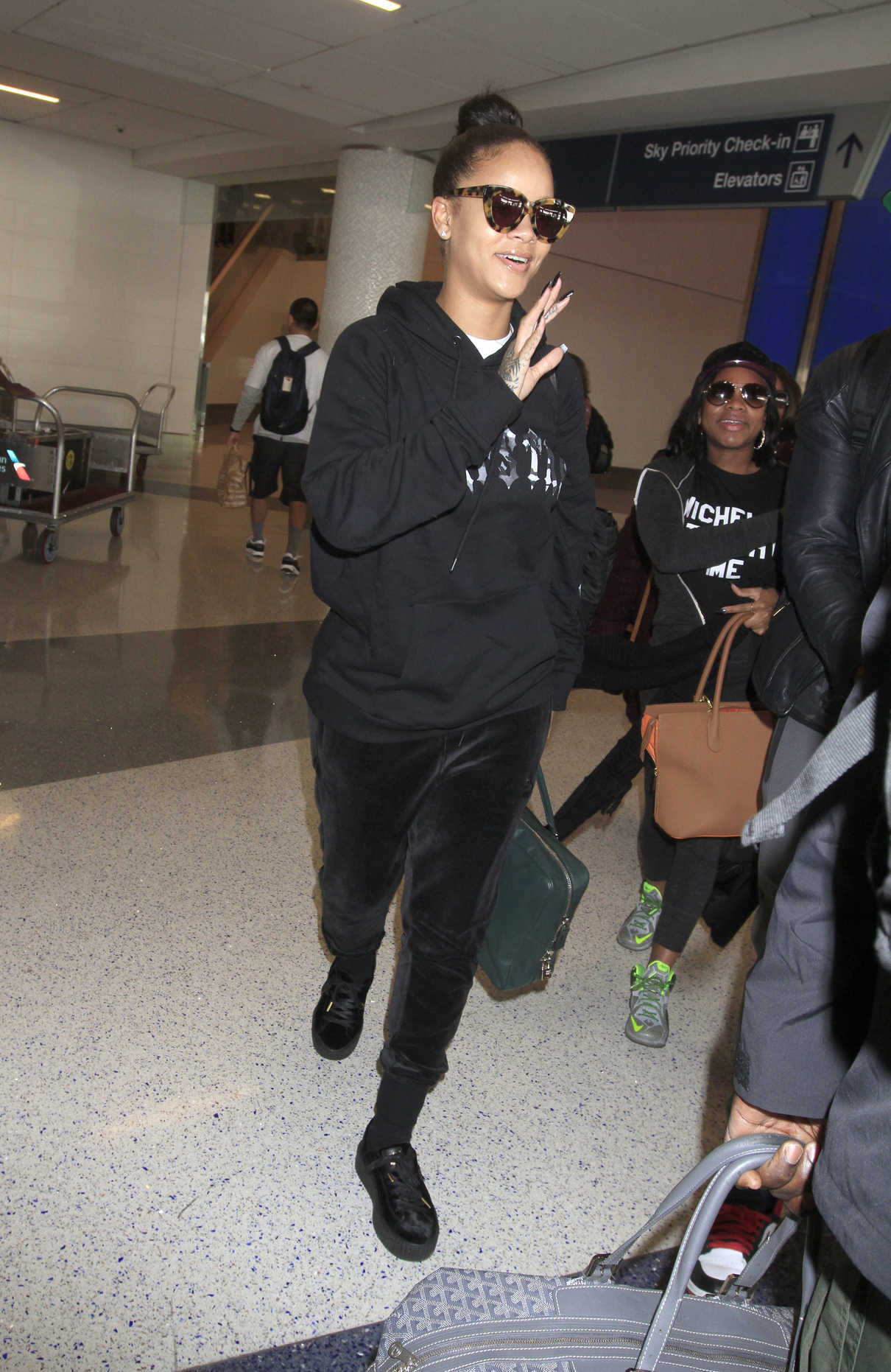 Rihanna Arrives at LAX Airport in Los Angeles 02/08/2017-3