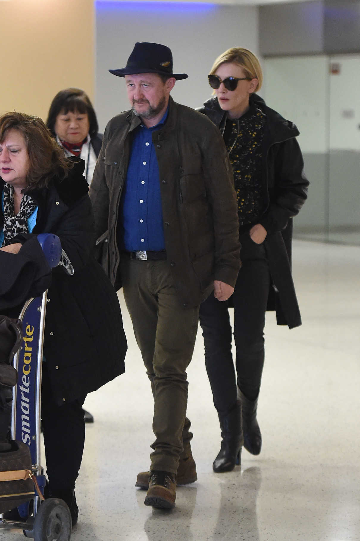 Cate Blanchett Arrives at JFK Airport in NYC 03/20/2017-5