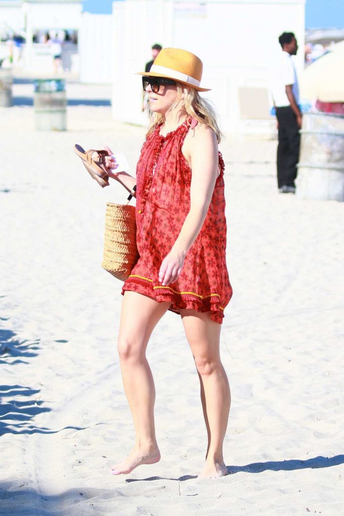 Helene Yorke Was Seen at the Beach in Miami 02/26/2017-1