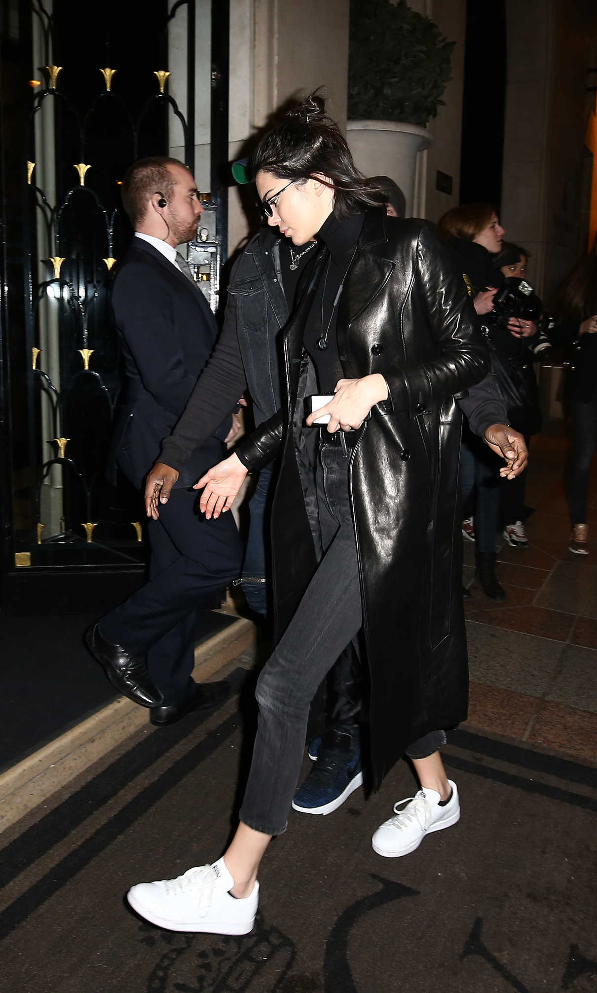 Kendall Jenner Arrives at Four Seasons Hotel in Paris 02/27/2017-5