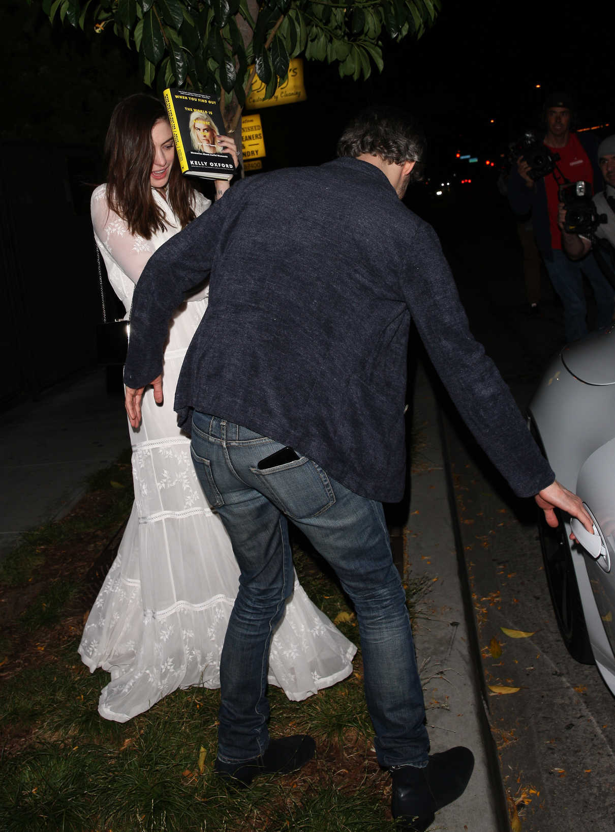 Anne Hathaway and Adam Shulman Leave Craig's Restaraunt in West Hollywood 04/25/2017-5