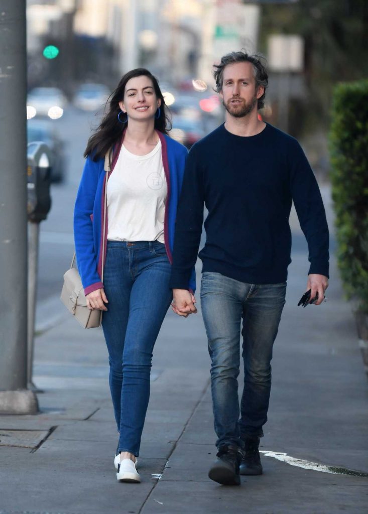 Anne Hathaway Was Seen Out in Los Angeles 04/07/2017-1