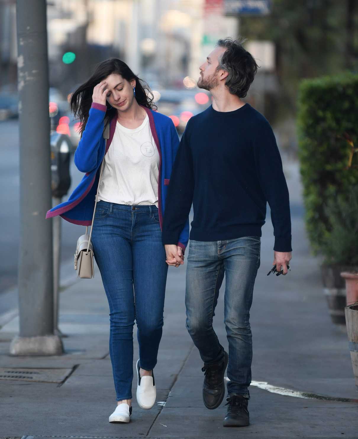 Anne Hathaway Was Seen Out in Los Angeles 04/07/2017-2