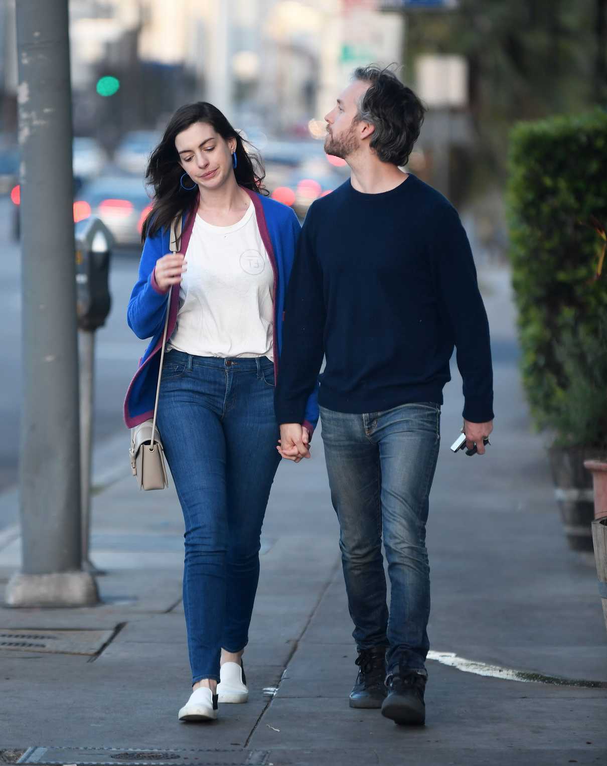 Anne Hathaway Was Seen Out in Los Angeles 04/07/2017-3