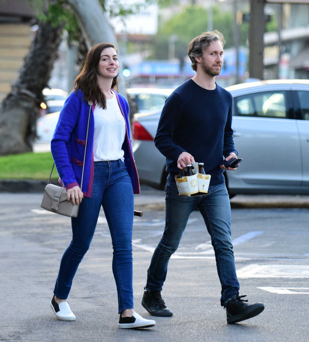 Anne Hathaway Was Seen Out in Los Angeles 04/07/2017-4