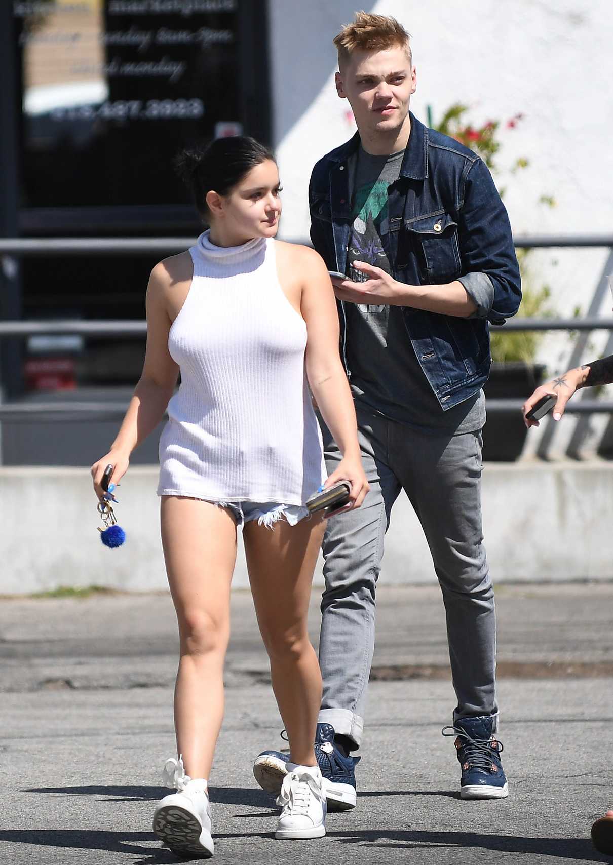 Ariel Winter Was Seen Out in Sherman Oaks 04/04/2017-2