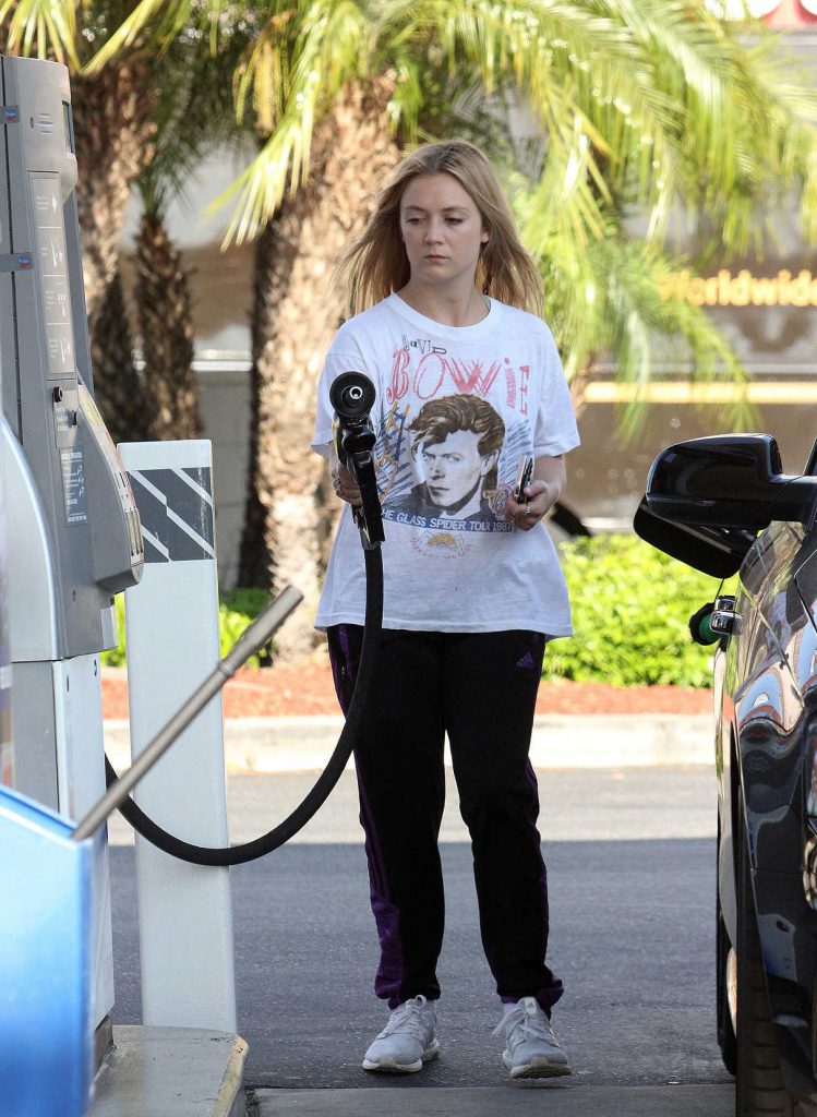Billie Lourd Was Seen at the Gas Station in Los Angeles 04/10/2017-1