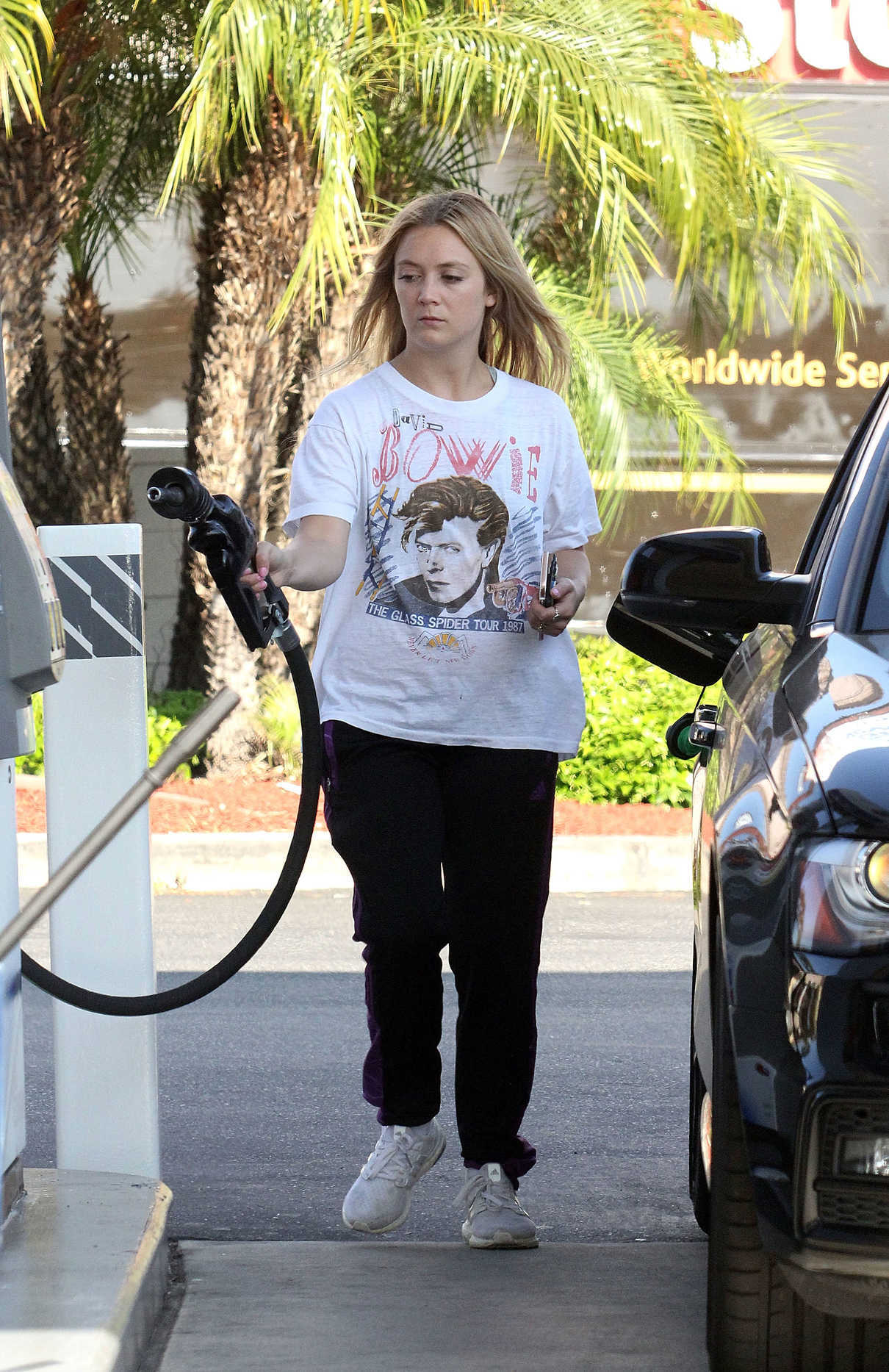 Billie Lourd Was Seen at the Gas Station in Los Angeles 04/10/2017-2
