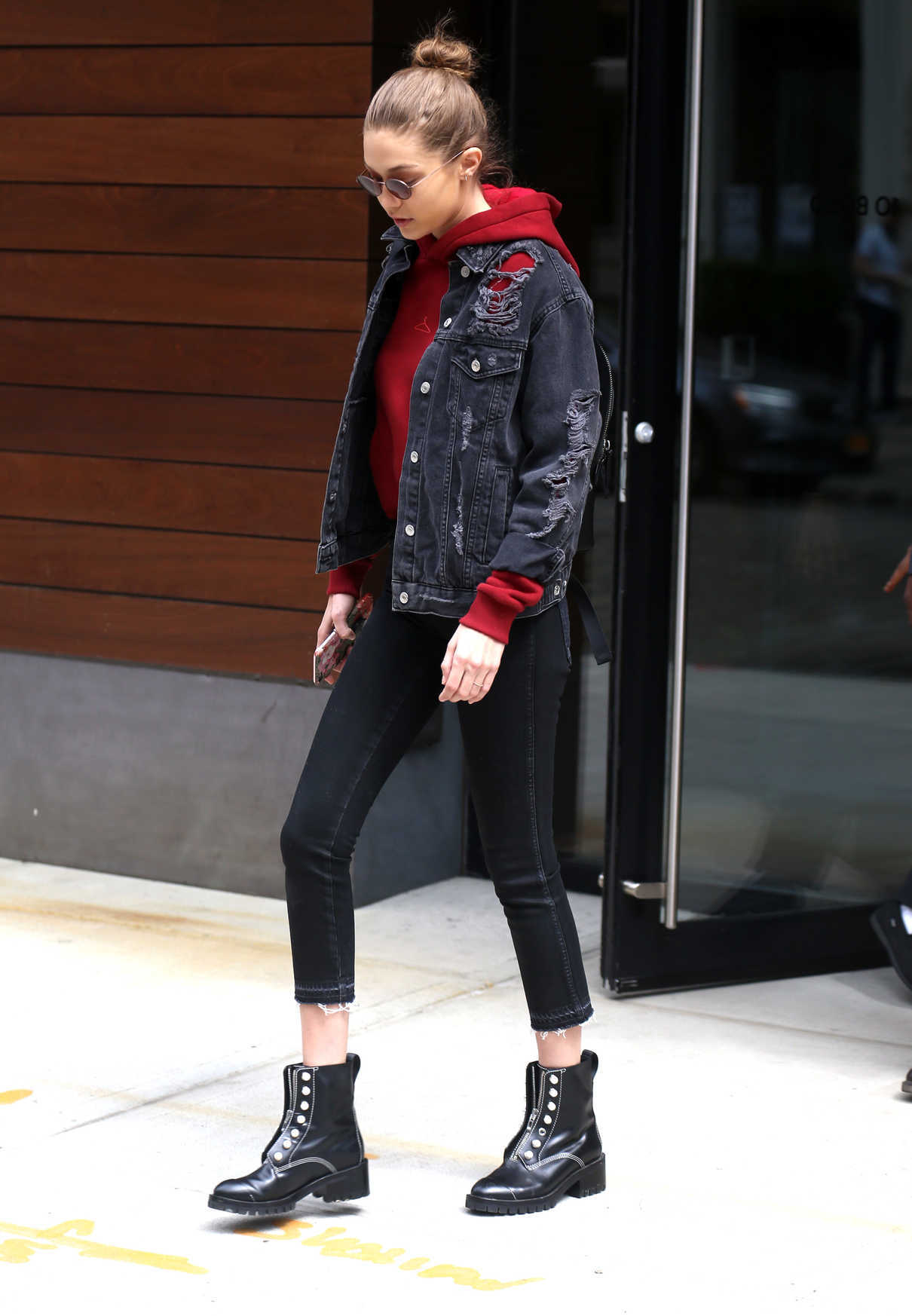 Gigi Hadid Leaves Her Apartment in New York City 04/17/2017-3