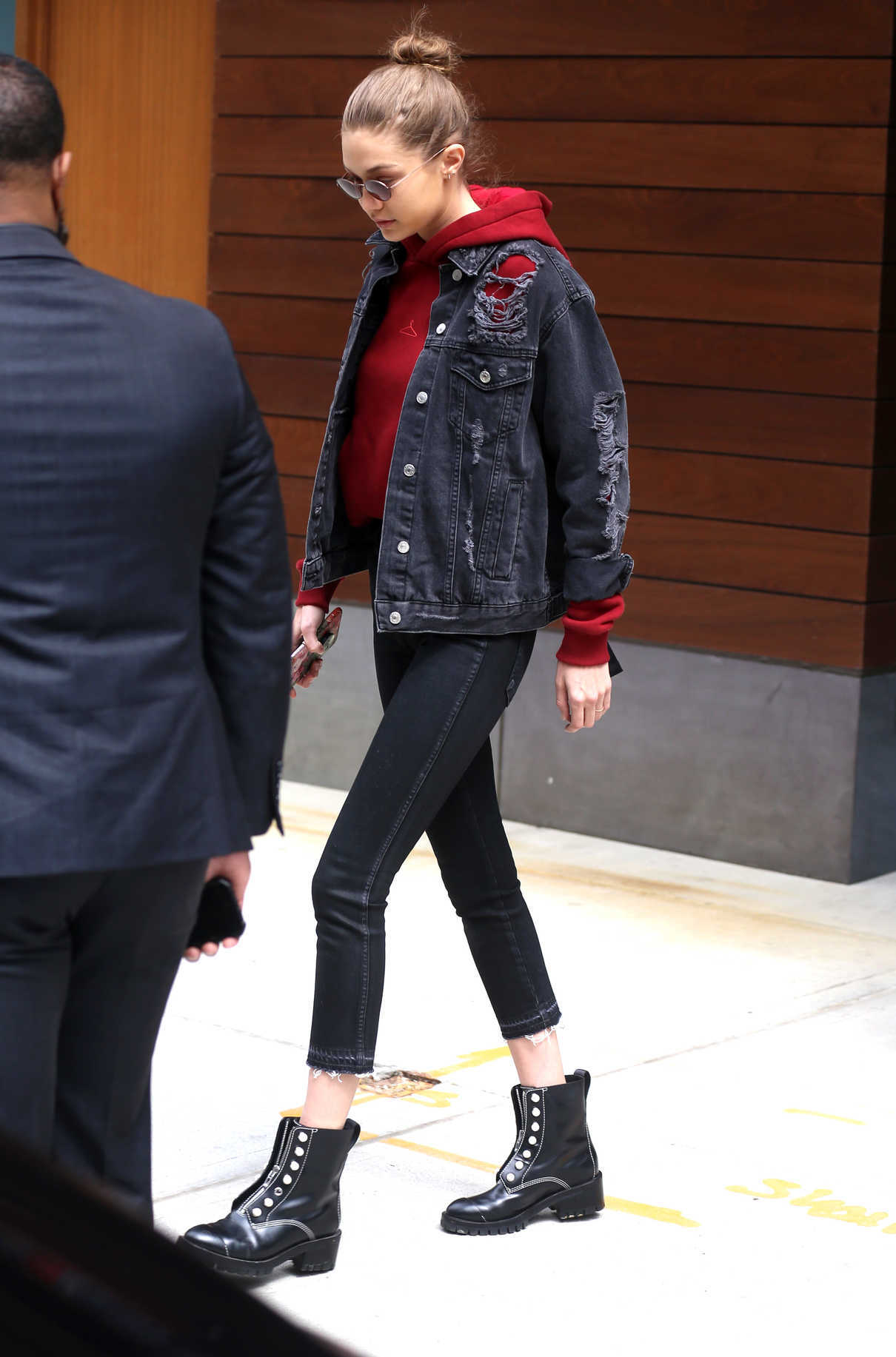 Gigi Hadid Leaves Her Apartment in New York City 04/17/2017-4