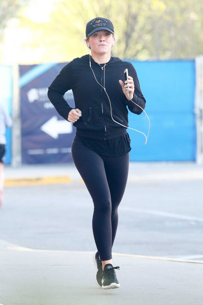 Hilary Duff Spends the Afternoon Exercising on the Hudson River in New York City 04/17/2017-1
