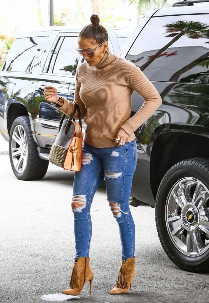 Jennifer Lopez Wears a Ripped Jeans Out in LA 04/22/2017-1