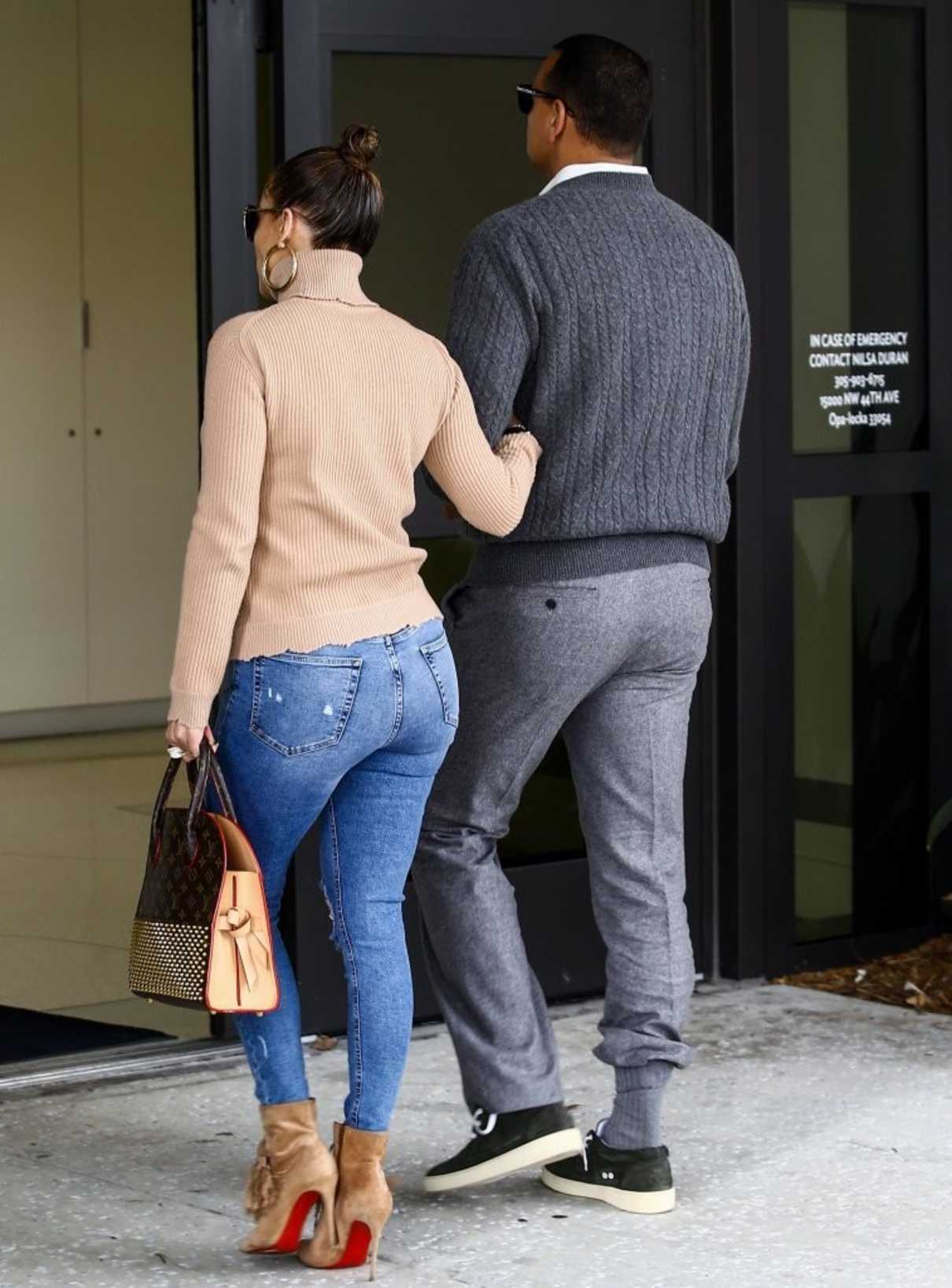Jennifer Lopez Wears a Ripped Jeans Out in LA 04/22/2017-4