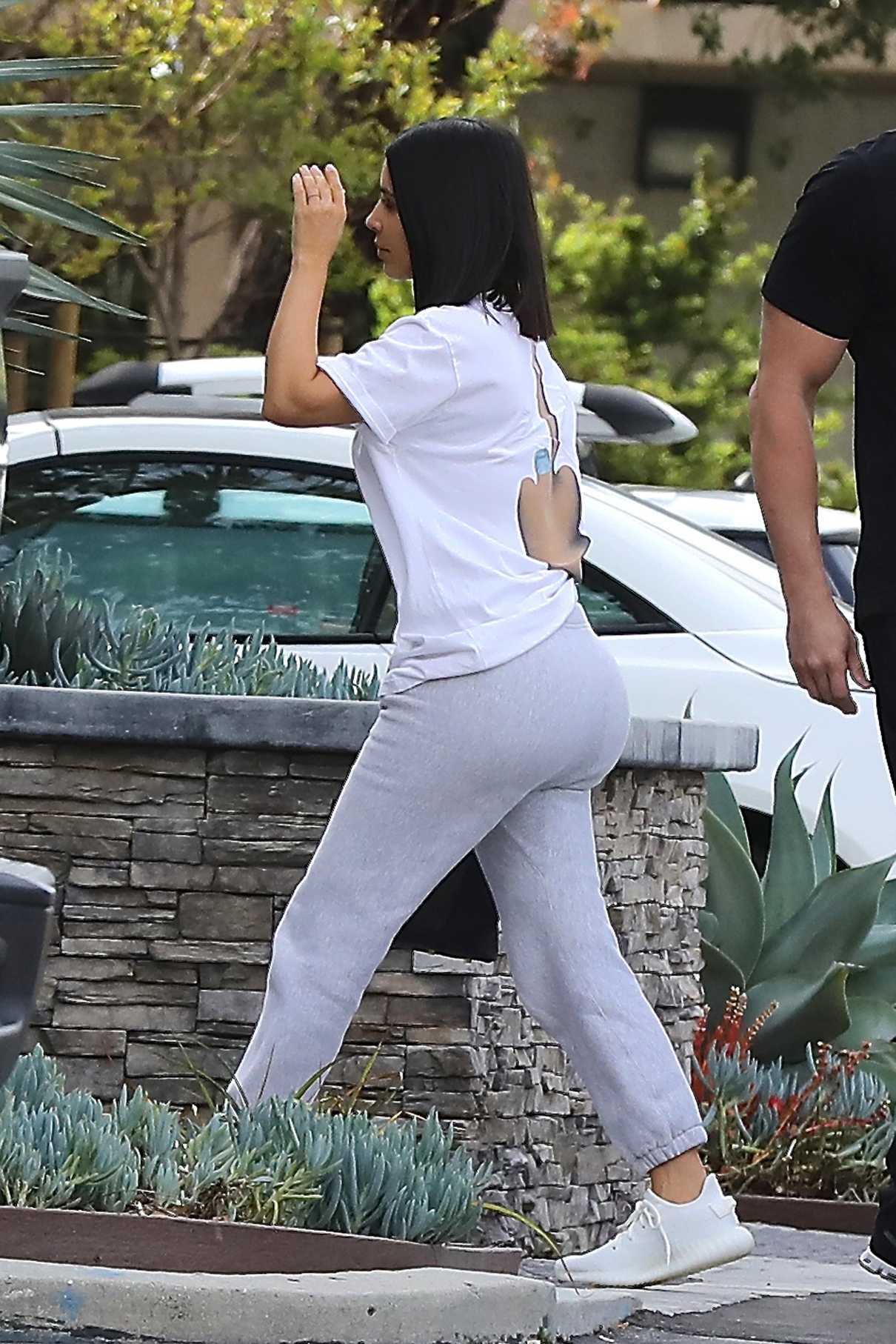 Kim Kardashian Was Seen Out in Los Angeles 04/17/2017-2