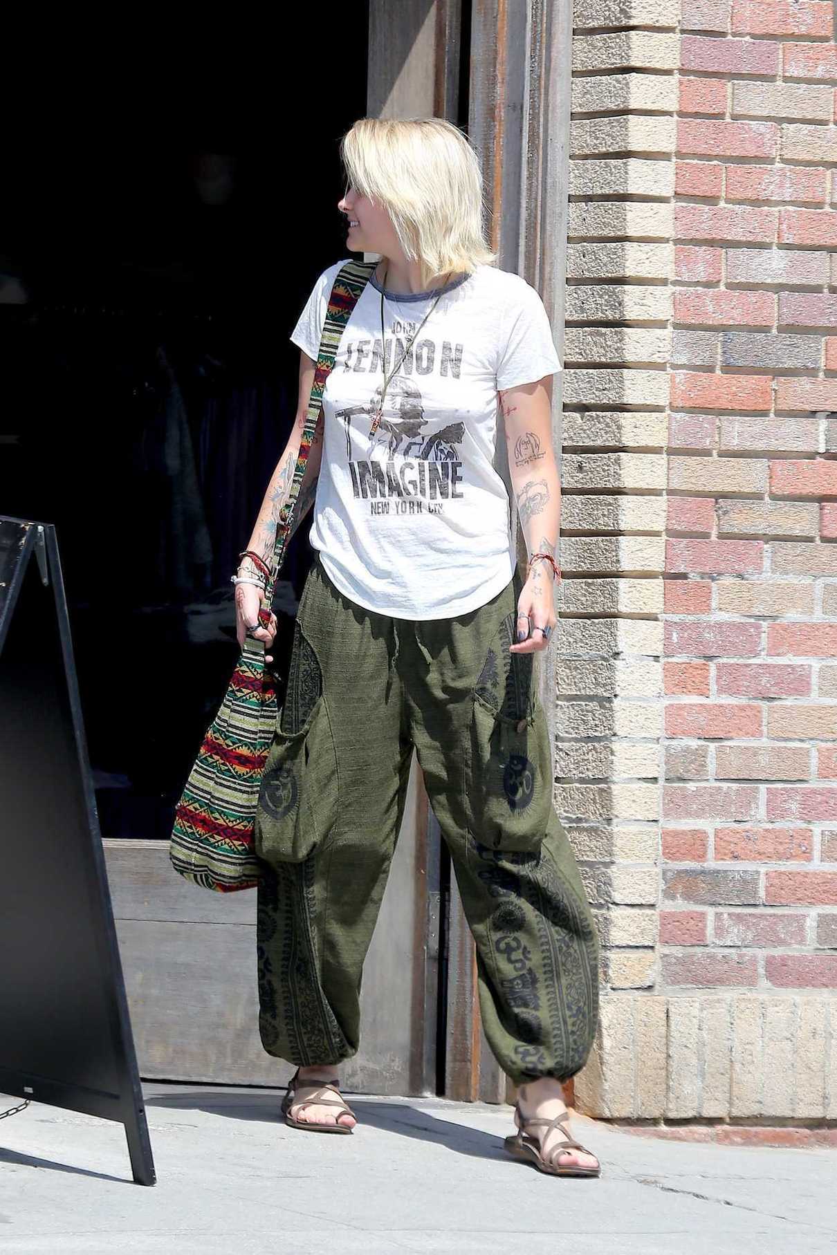 Paris Jackson Was Seen Out in Venice 04/11/2017-2