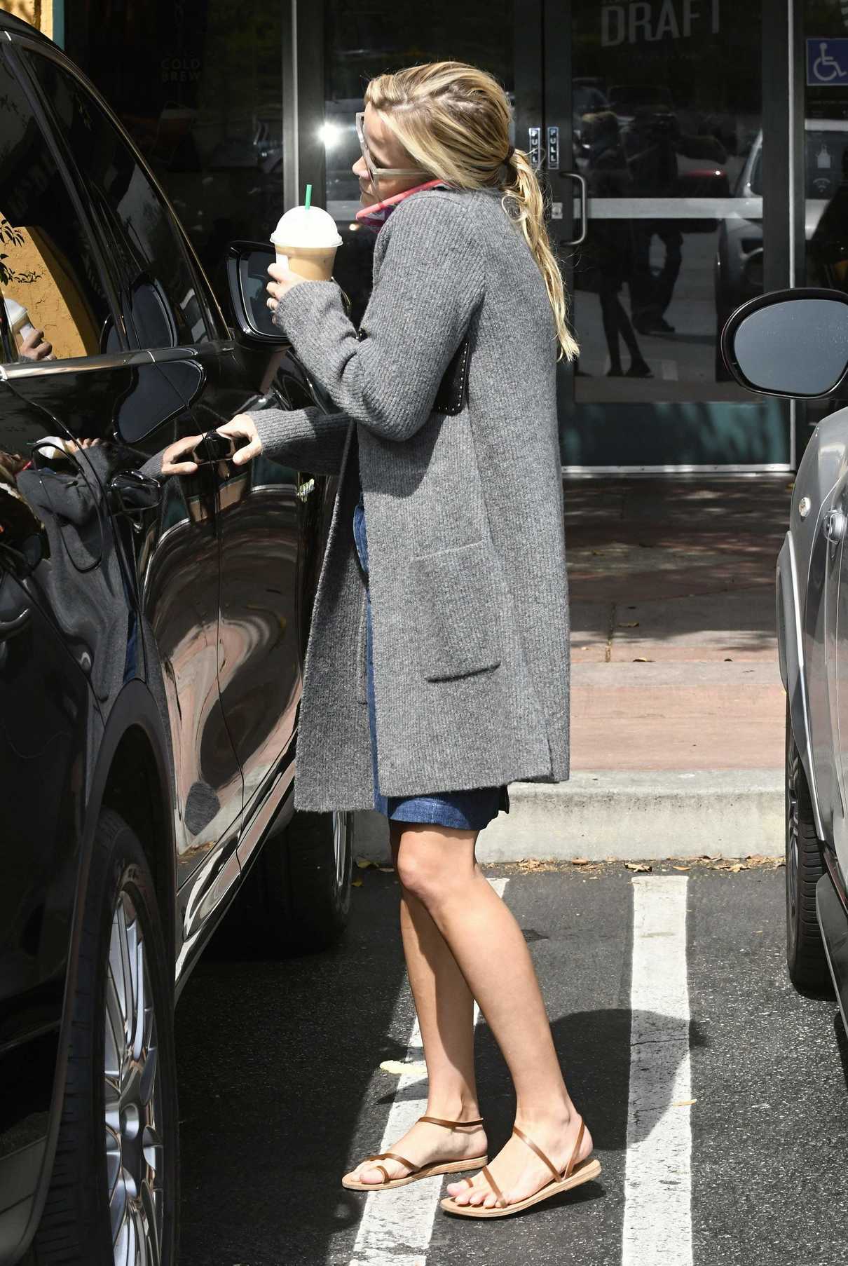 Reese Witherspoon Stops by Starbucks in Brentwood 04/07/2017-5