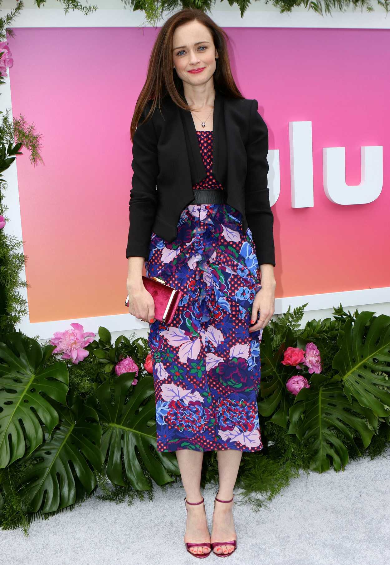 Alexis Bledel Attends The Hulu Upfront In Nyc 05032017 3 Lacelebsco 1937