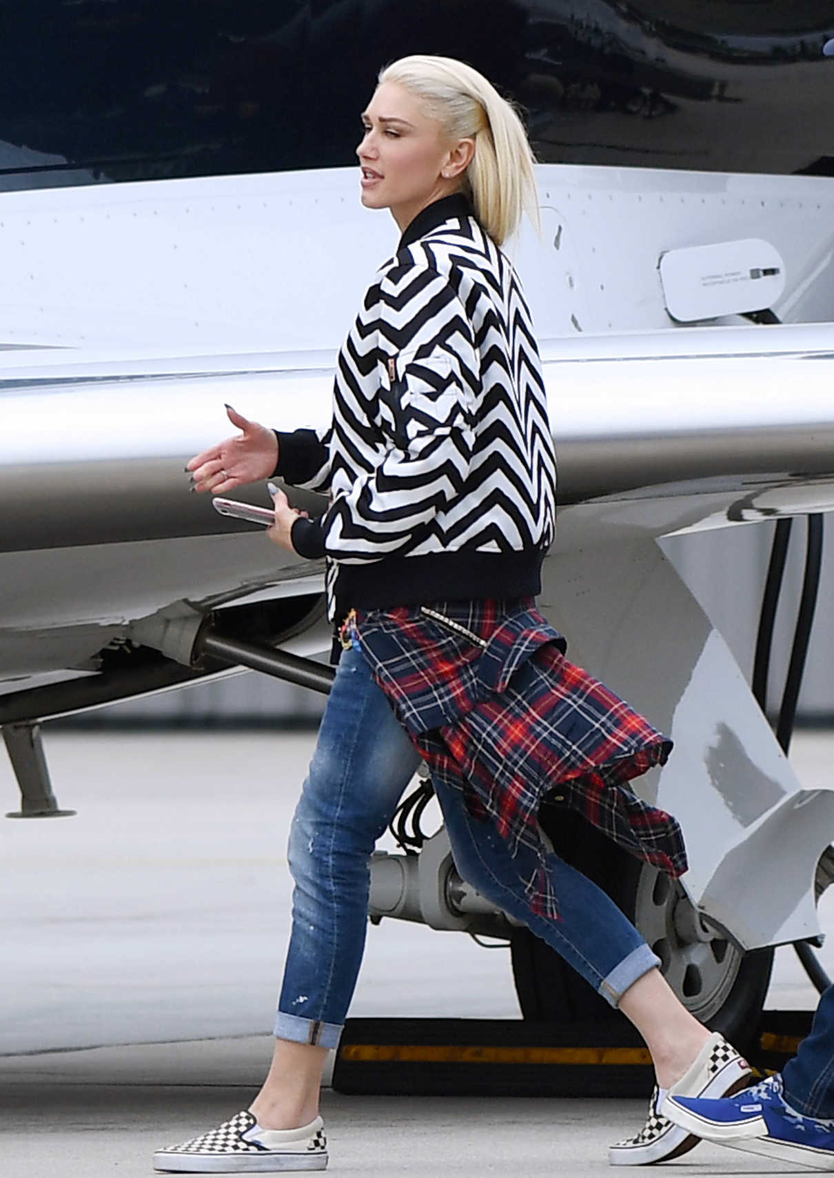 Gwen Stefani Was Seen at Van Nuys Airport in Los Angeles 05/10/2017-3