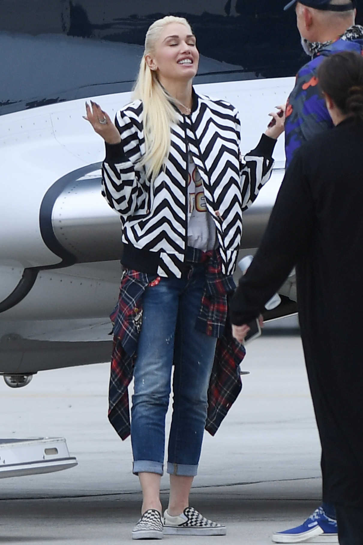 Gwen Stefani Was Seen at Van Nuys Airport in Los Angeles 05/10/2017-4