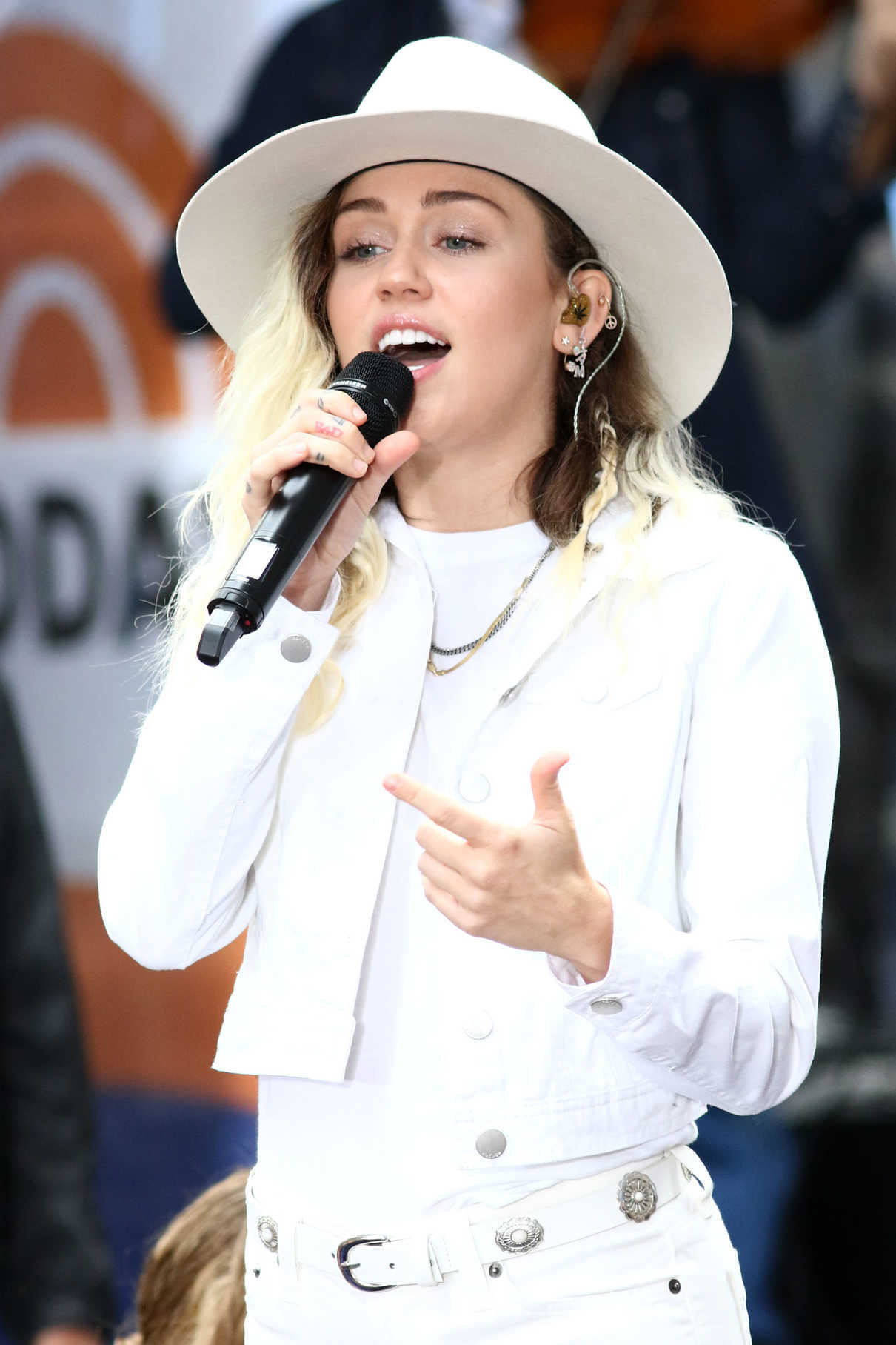 Miley Cyrus Performs at the NBC Today Show in New York 05/26/2017-4