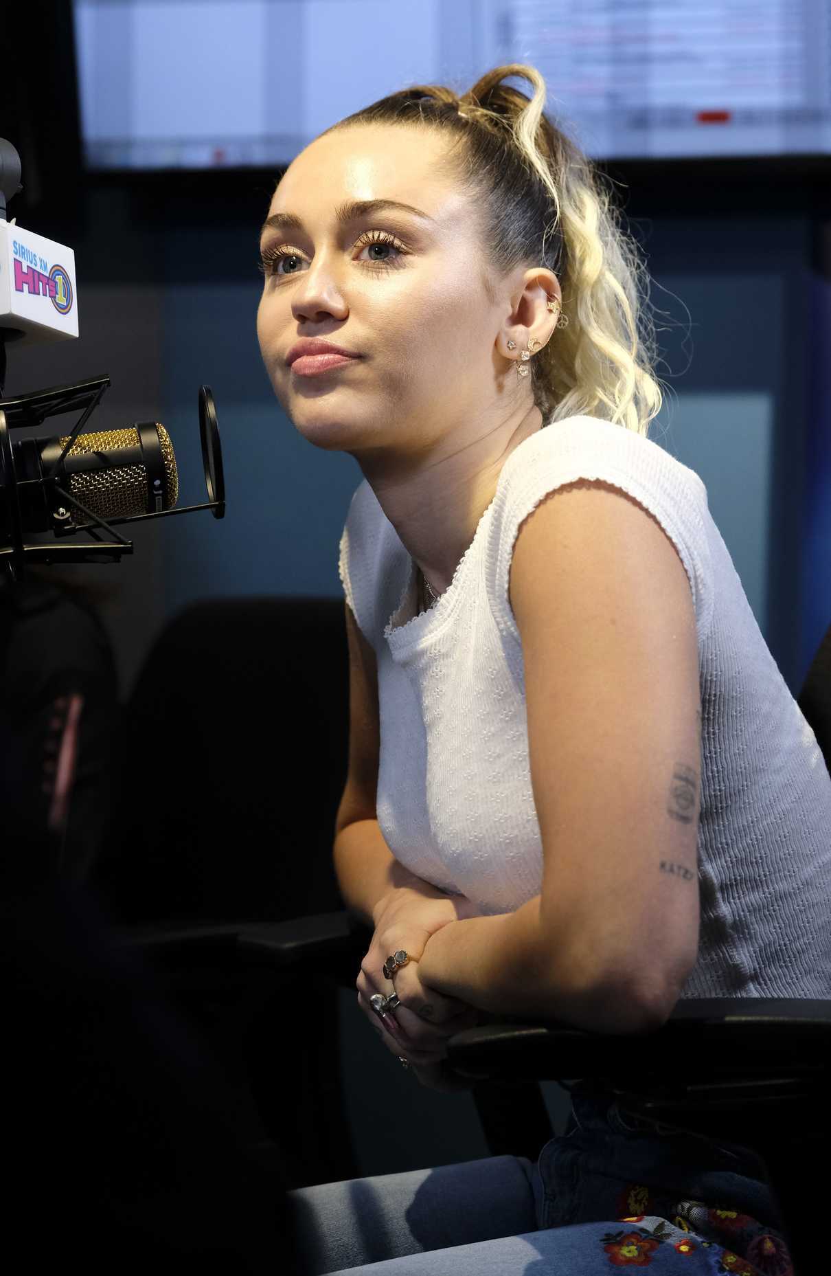 Miley Cyrus Visits the SiriusXM Studios in Los Angeles 05/12/2017-4
