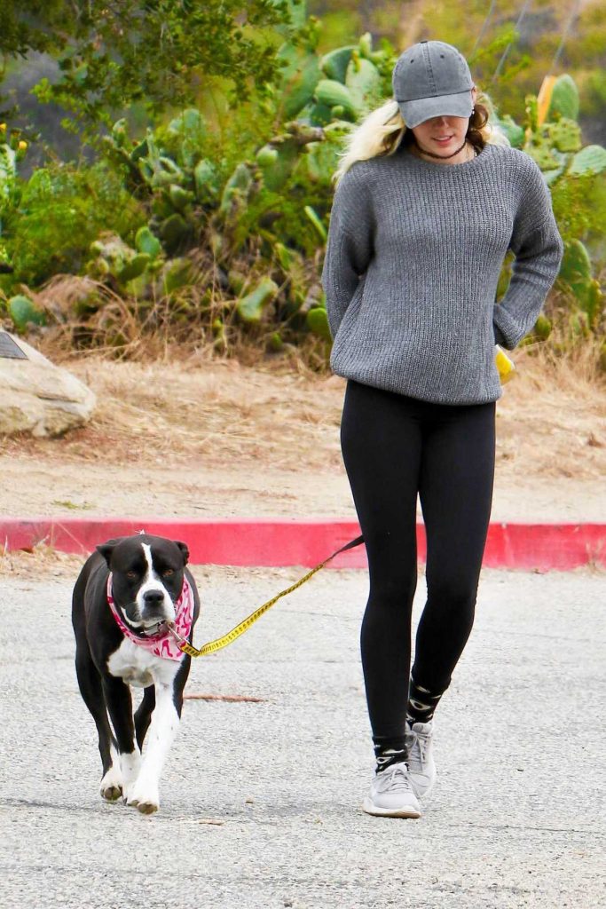 Miley Cyrus Was Seen Out for a Hike in the Hollywood Hills 05/09/2017-1
