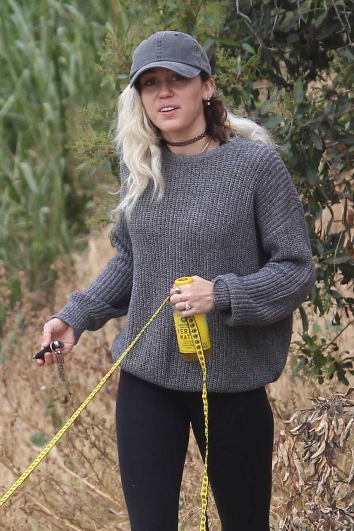 Miley Cyrus Was Seen Out for a Hike in the Hollywood Hills 05/09/2017-4