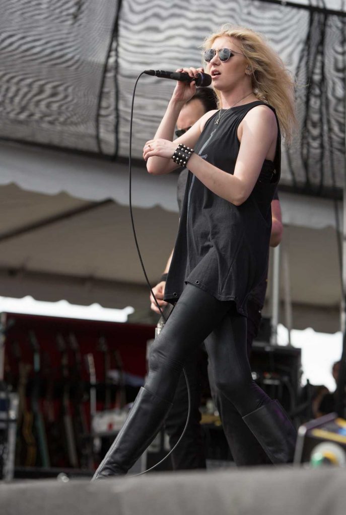 Taylor Momsen Performs at the Fort Rock Festival in Fort Myers 04/30/2017-1