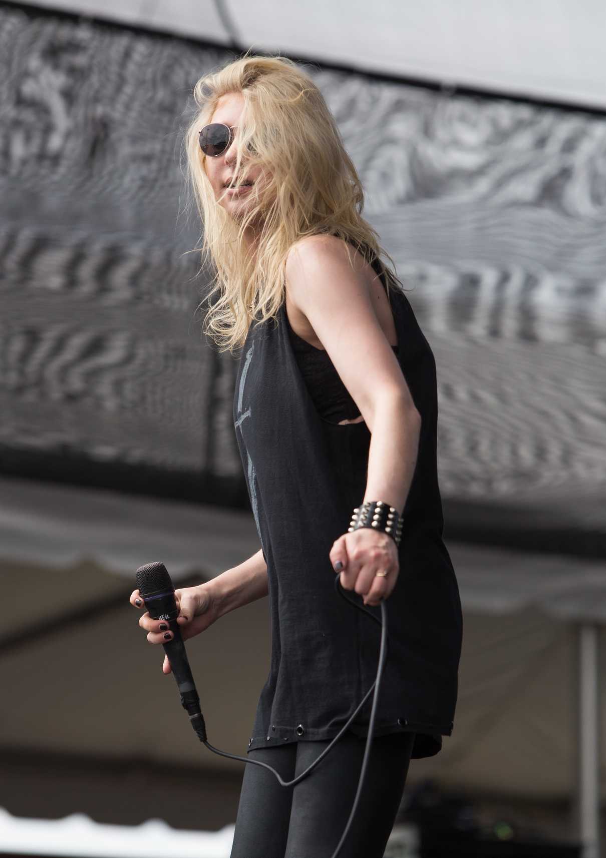 Taylor Momsen Performs at the Fort Rock Festival in Fort Myers 04/30/2017-5