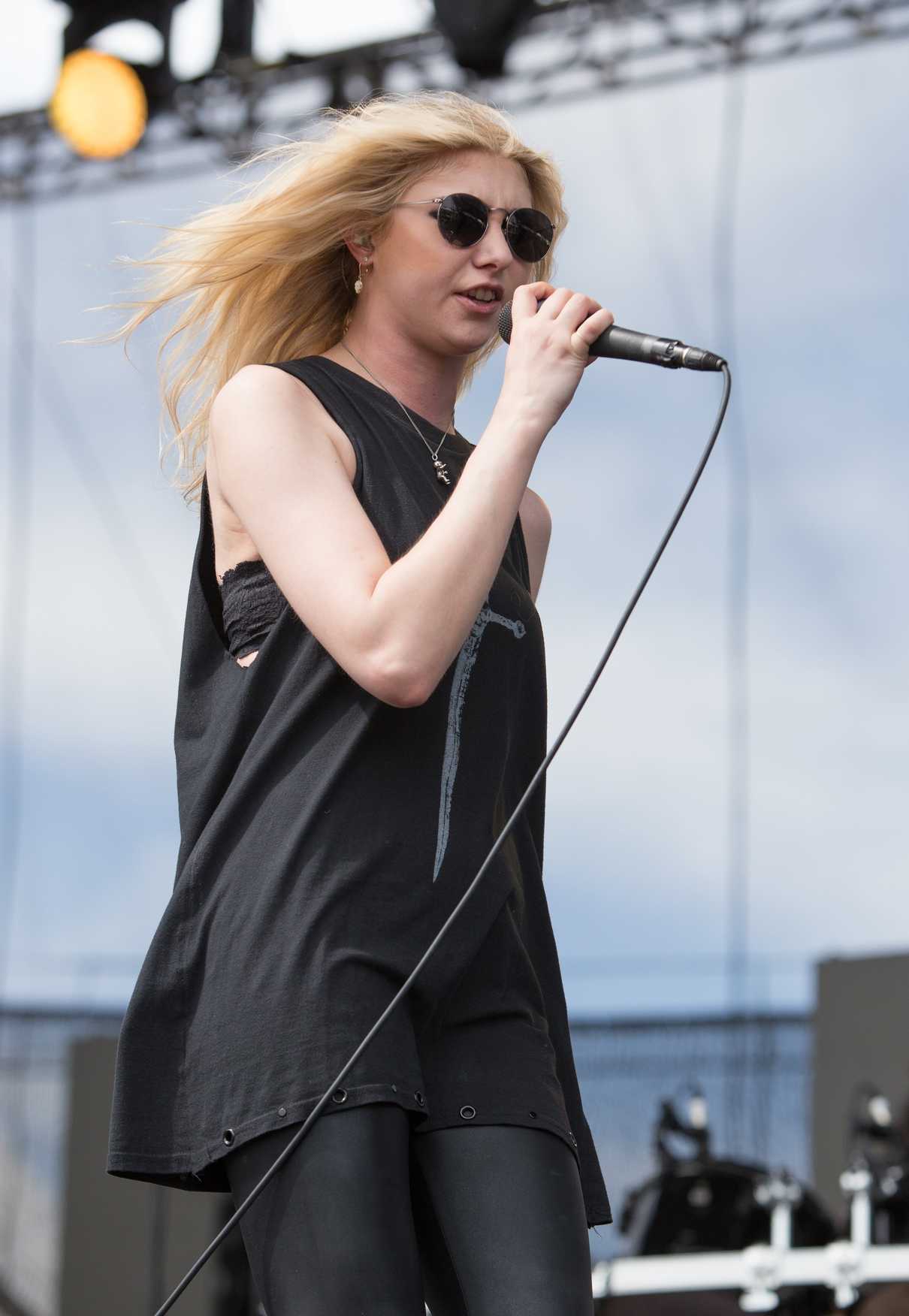 Taylor Momsen Performs at the Fort Rock Festival in Fort Myers 04/30/2017-6