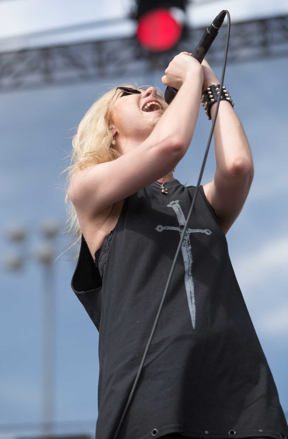 Taylor Momsen Performs at the Fort Rock Festival in Fort Myers 04/30/2017-8