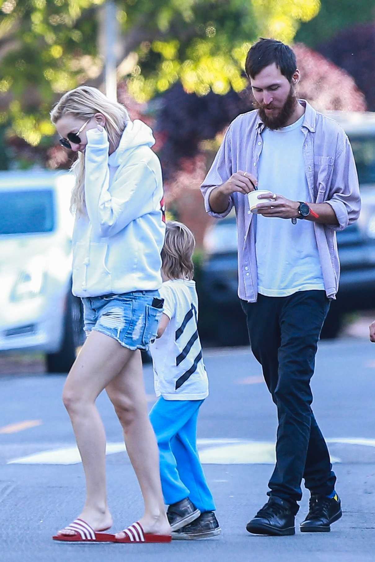 Kate Hudson Was Seen Out in Brentwood 06/18/2017-5