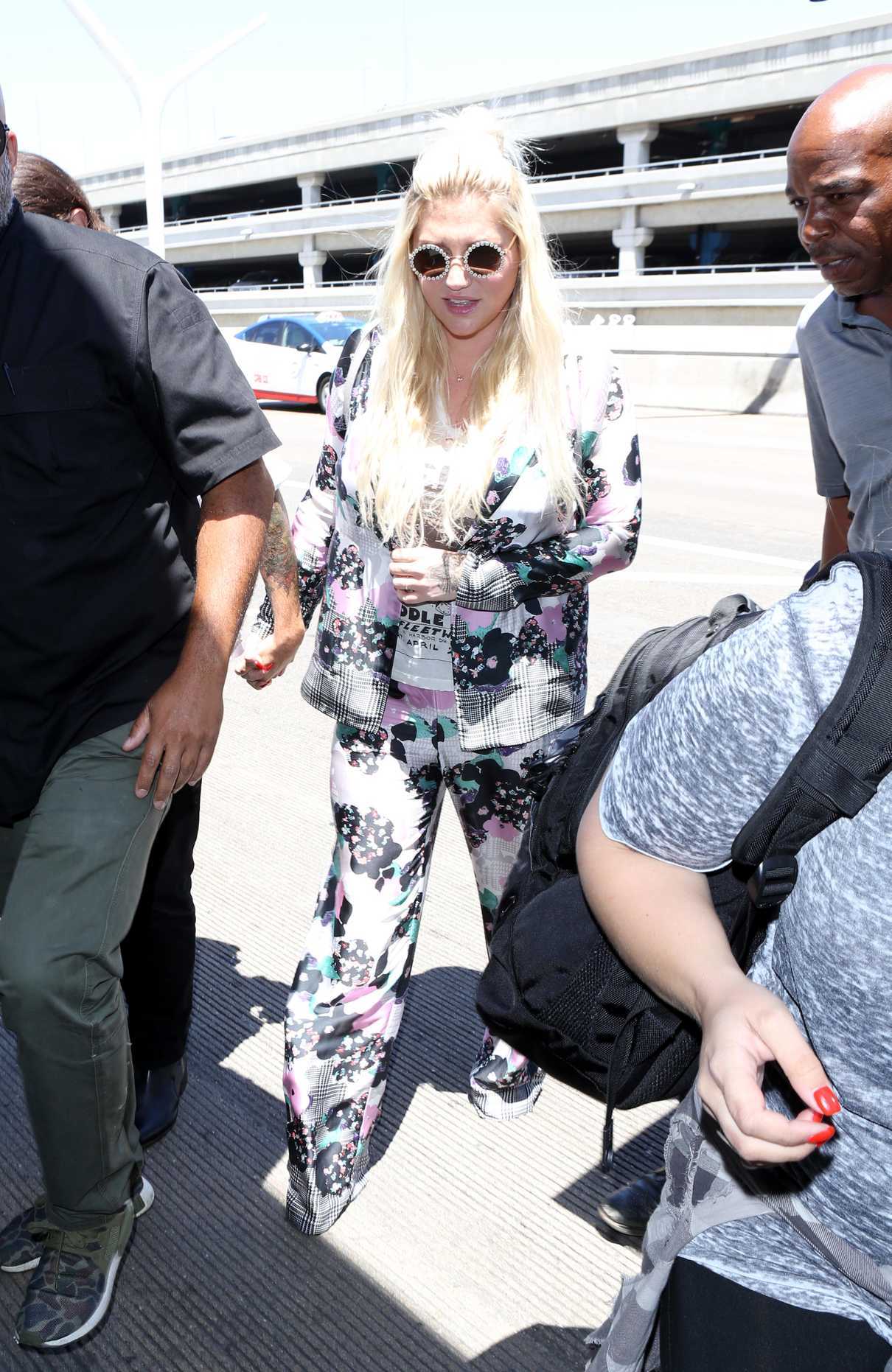 Kesha at the LAX Airport in Los Angeles 06/15/2017 – LACELEBS.CO