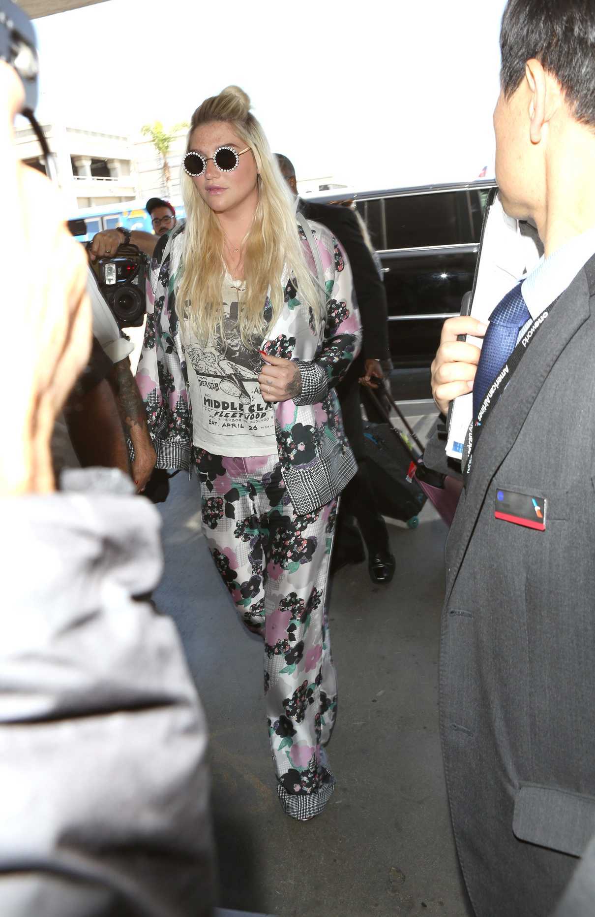 Kesha at the LAX Airport in Los Angeles 06/15/2017-2