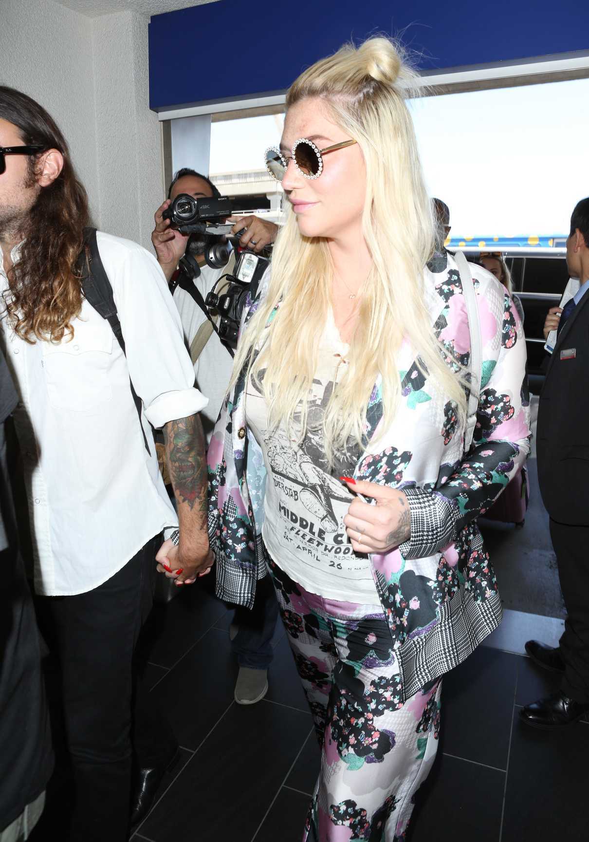 Kesha at the LAX Airport in Los Angeles 06/15/2017-4