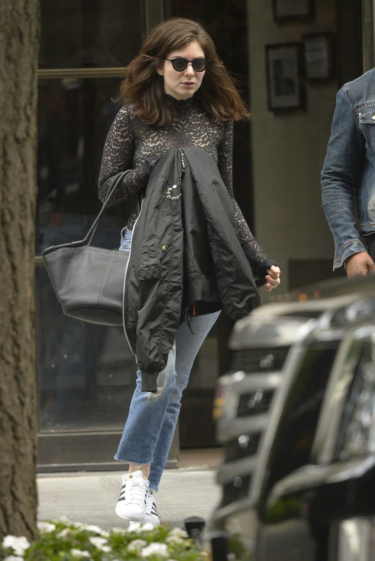 Lorde Was Seen Out in New York City 06/15/2017-3