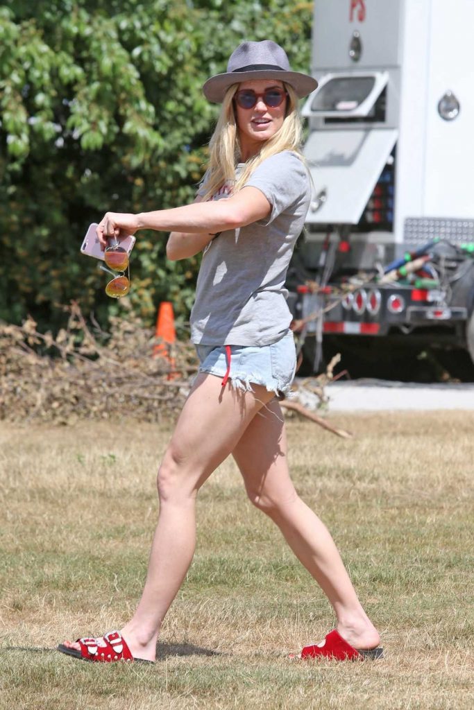 Caity Lotz on the Set of Legends of Tomorrow at the Beach in Vancouver 07/20/2017-1