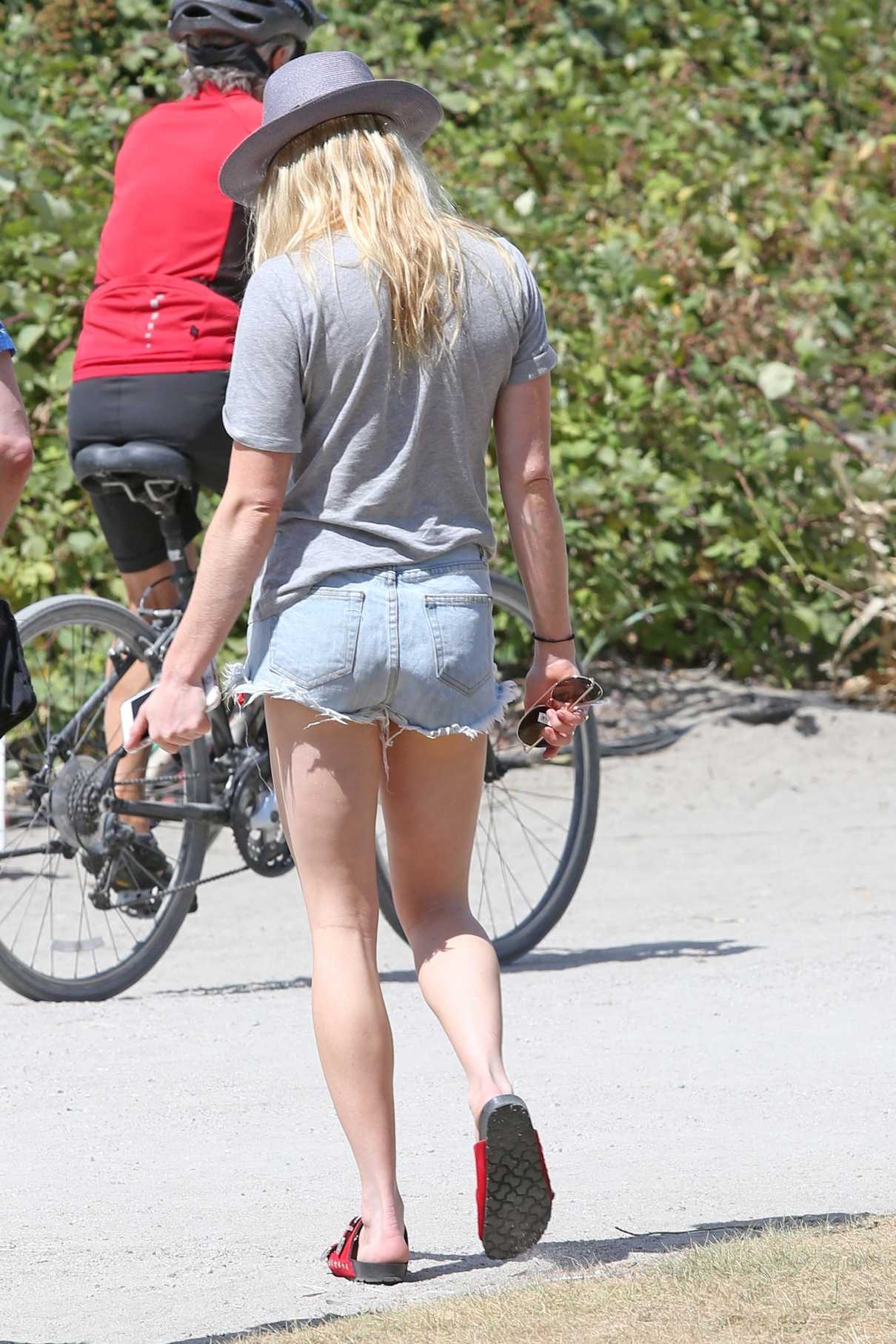 Caity Lotz on the Set of Legends of Tomorrow at the Beach in Vancouver 07/20/2017-5