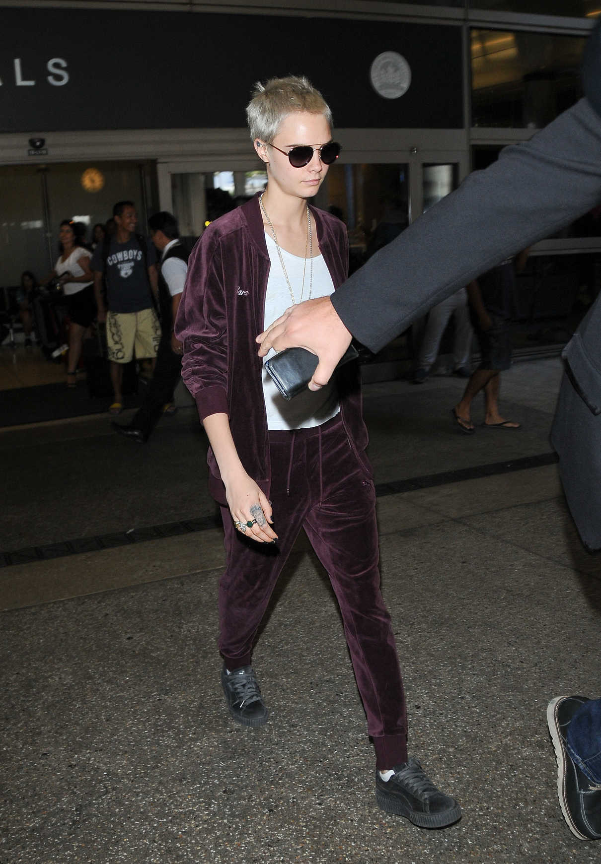 Cara Delevingne Arrives at LAX Airport in Los Angeles 07/29/2017-5